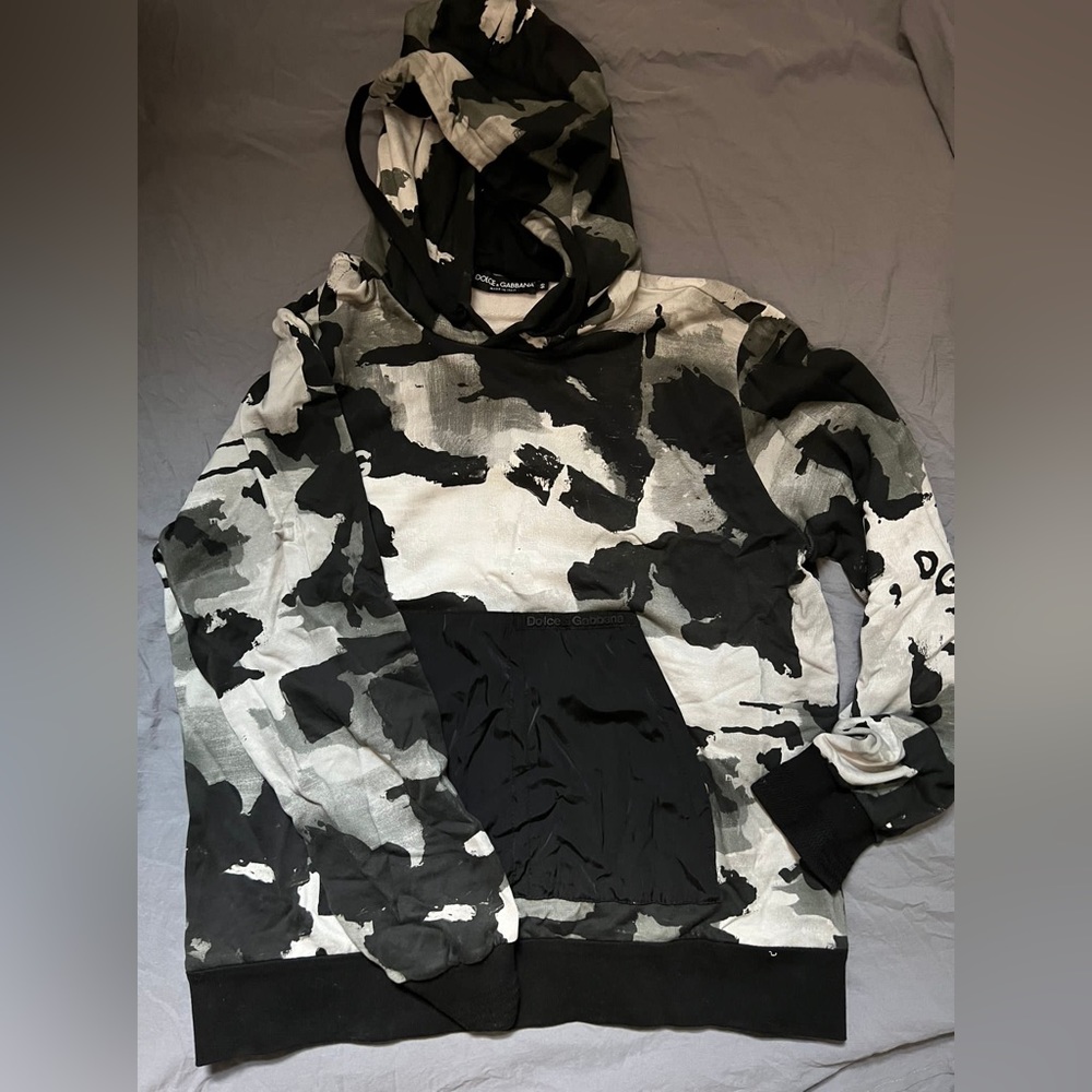 Dolce & Gabbana
camouflage-pattern V-neck hoodie